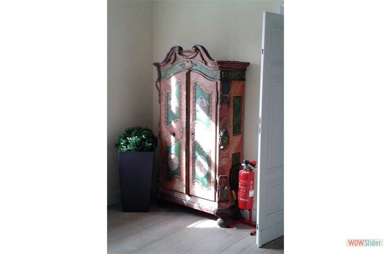 alter Bauernschrank im Treppenhaus