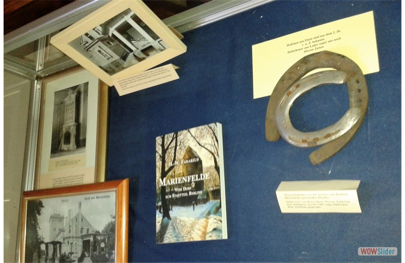 Vitrine mit Fabarius-Exponaten